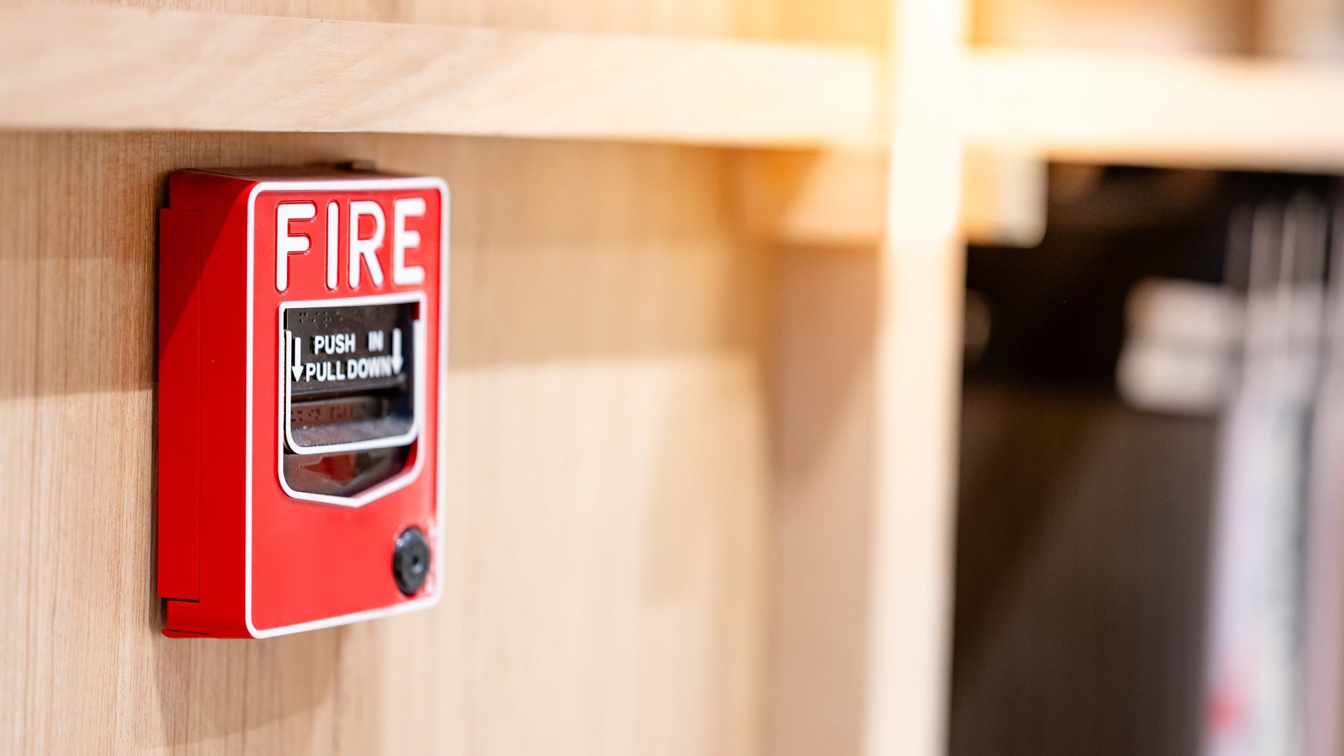 Panel de alarma contra incendio en oficina
